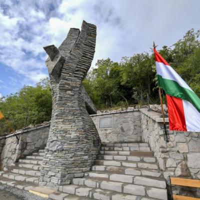 Turul szobor elhelyezése