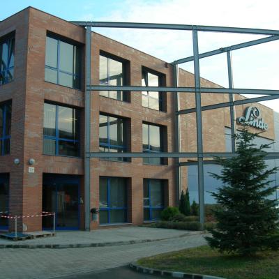 Linde bemutatóterem, iroda és raktár