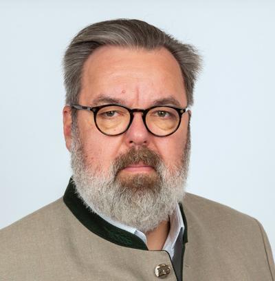 L. Simon László profilképe