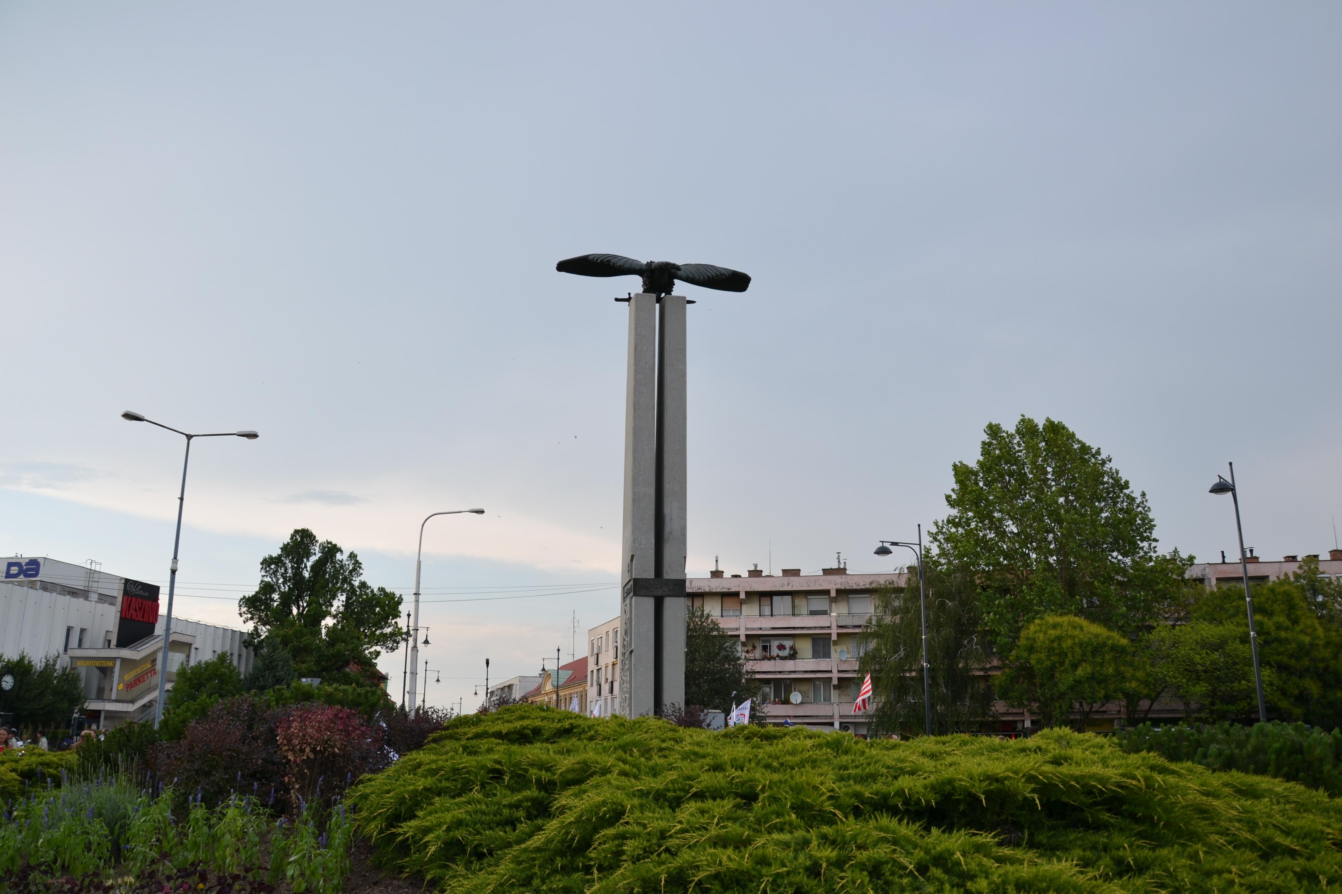 Turul szobor talapzat 