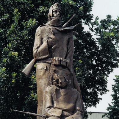 A II. világháború áldozatainak emlékműve (Katona a hóban)