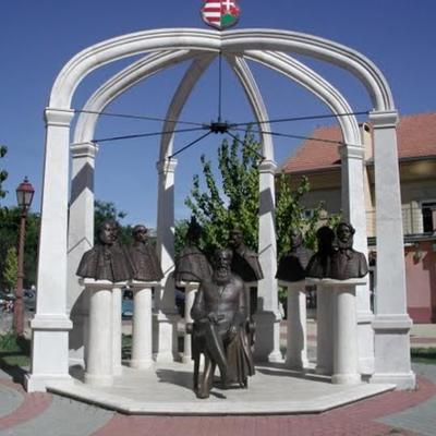 Első Felelős Magyar Kormány Emlékműve: Klauzál Gábor; herceg Esterházy Pál; Mészáros Lázár; gróf Eötvös József; gróf Batthyány Lajos; Kossuth Lajos; Deák Ferenc; Szemere Bertalan; gróf Széchenyi István