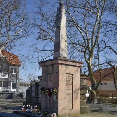 Egészségház, ravatalozó, emlékművek, sportközpont