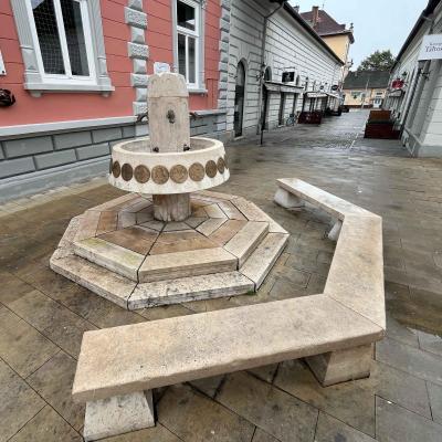 Kéttemplom közi díszkút