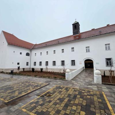 Kodály Zoltán Zenepedagógiai Intézet és Kéttemplomköz, sétálóutca