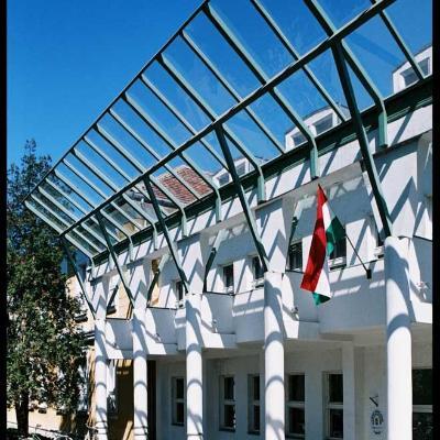 Körzeti általános iskola és városi könyvtár (rekonstrukció és bővítés)